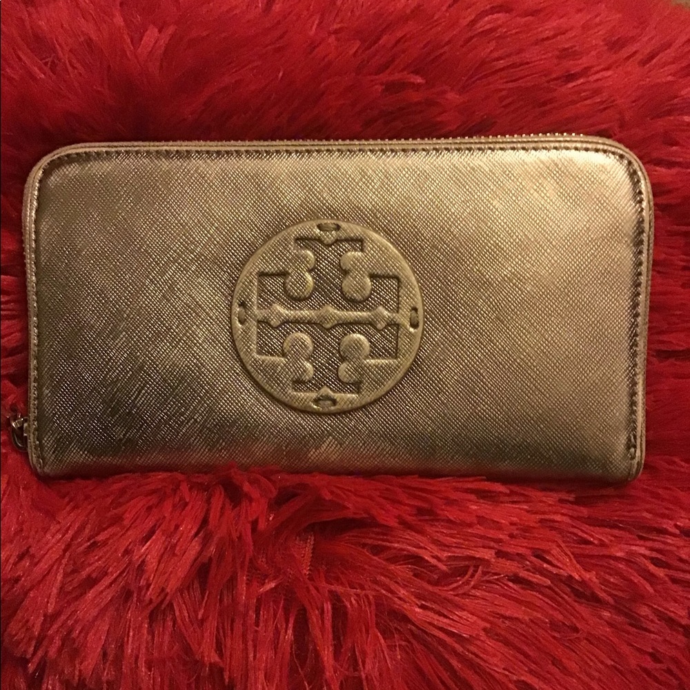 Tory Burch Metallic wallet in Great Condition.